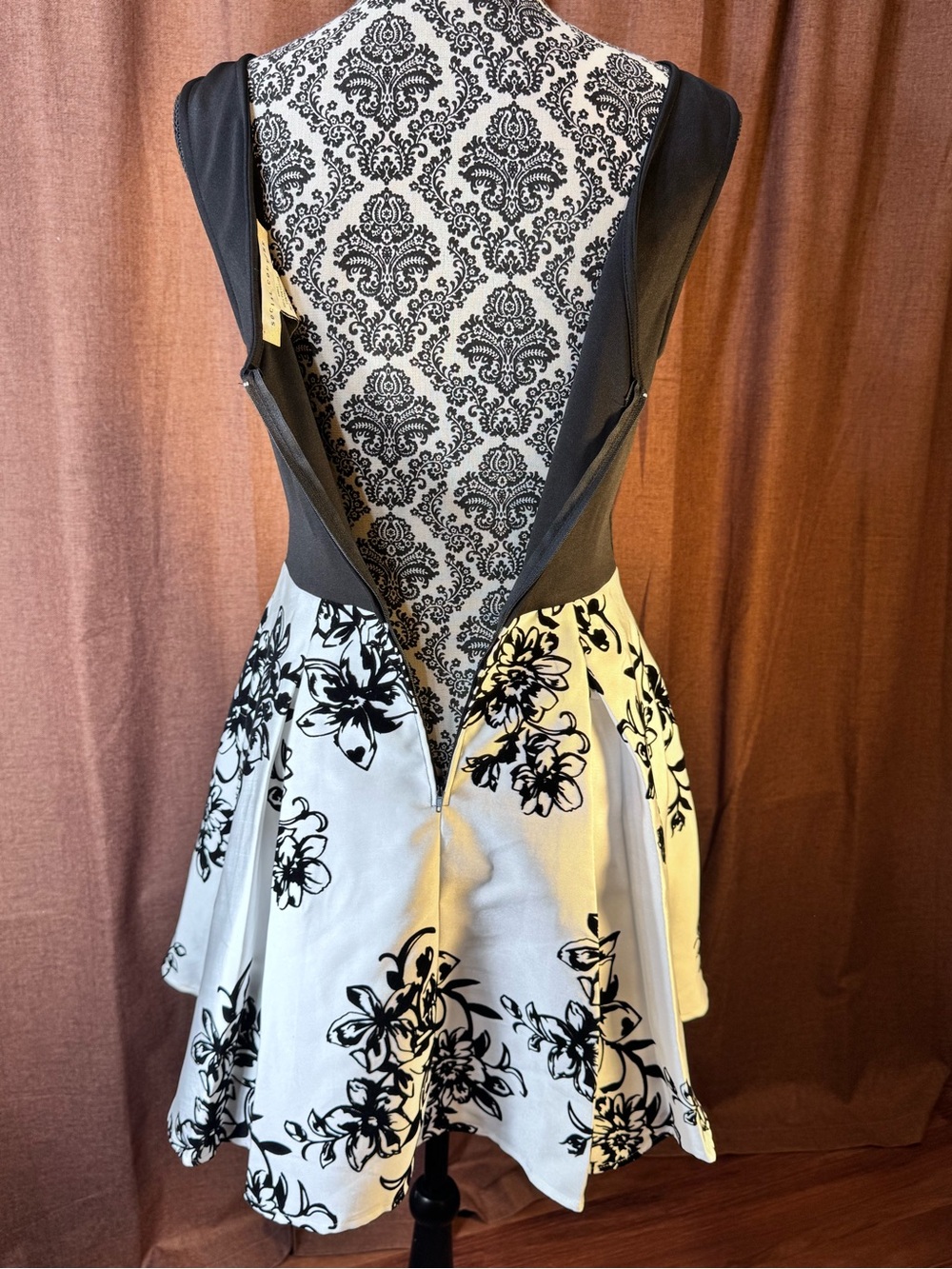 Social Couture Black & White Velvet Floral Fit-and-Flare Dress size M - Picture 7 of 9